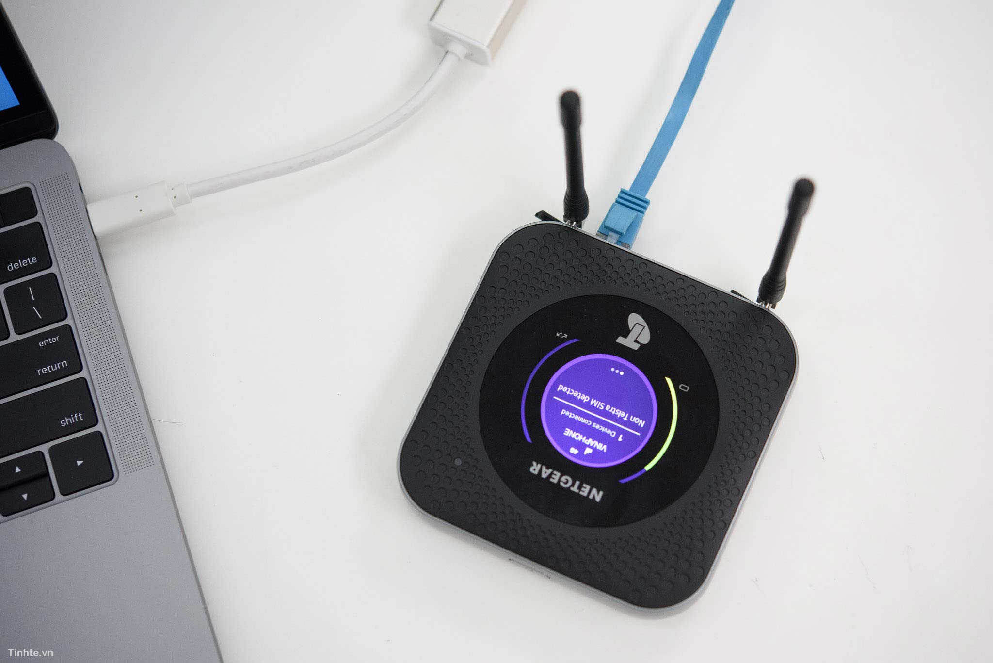 Trên tay Netgear Nighthawk M1 cục phát 4G tốc độ 1 Gbps, WiFi ac, có cổng LAN & USBC Tinh tế