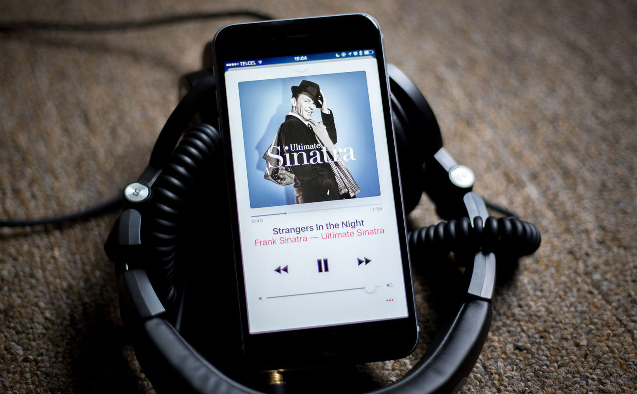 Тогда хорошую музыку. В наушниках и очках. Фото на плейлист. Тогда хорошую музыку. Цитаты про наушники.